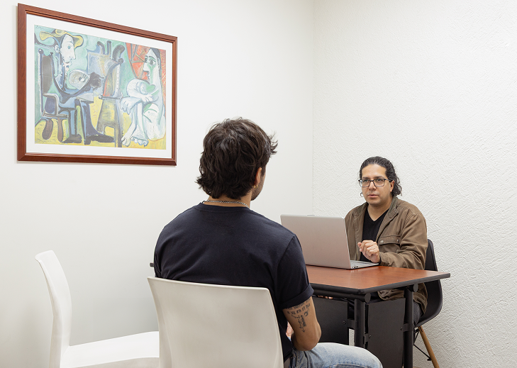 Estudiante de psicología en sesión de práctica clínica con paciente en una institución de salud